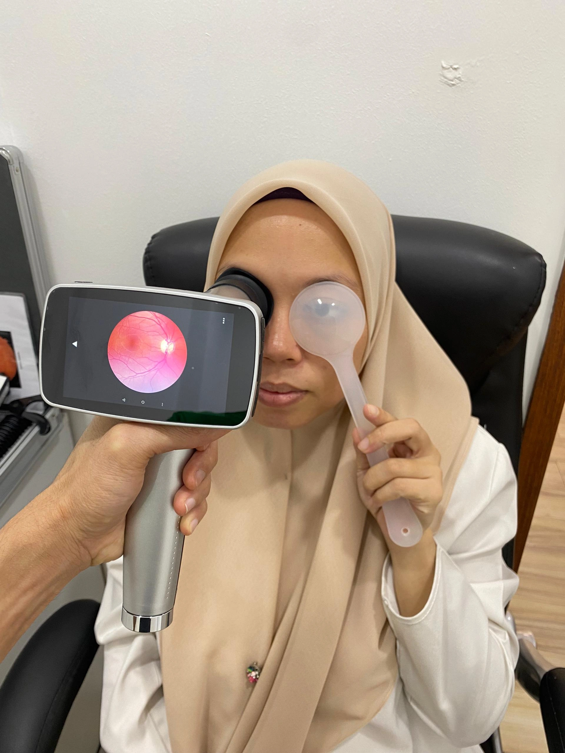 Pemeriksaan struktur belakang mata fundus camera di Eyesight Optometry