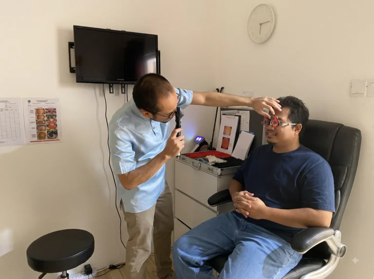 Pemeriksaan mata komprehensif oleh pakar optometris Eyesight Optometry