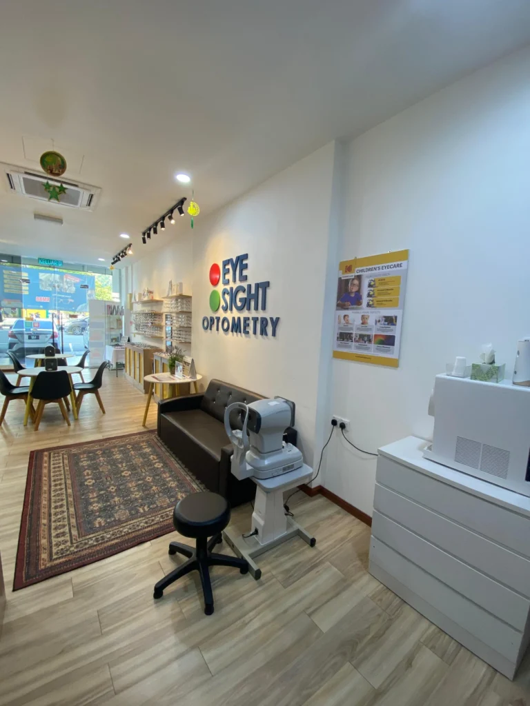 Ruang dalaman kedai cermin mata Eyesight Optometry Kuala Terengganu